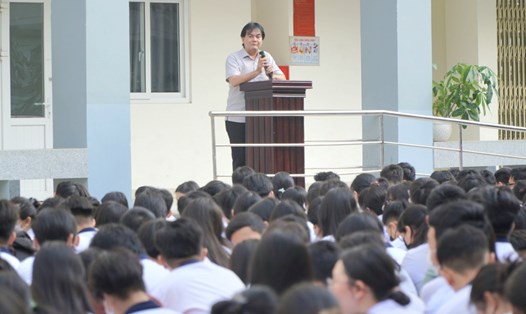 Thầy Huỳnh Thanh Phú trong một buổi sinh hoạt đầu tuần tại trường THPT Bùi Thị Xuân. Ảnh: Chân Phúc