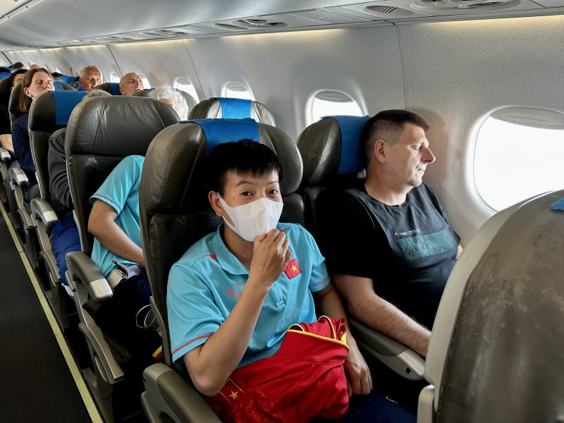 Đội tuyển nữ Việt Nam mất 2 tiếng để di chuyển từ Vác-sa-va (Ba Lan) về Frankfurt (Đức). Ảnh: VFF