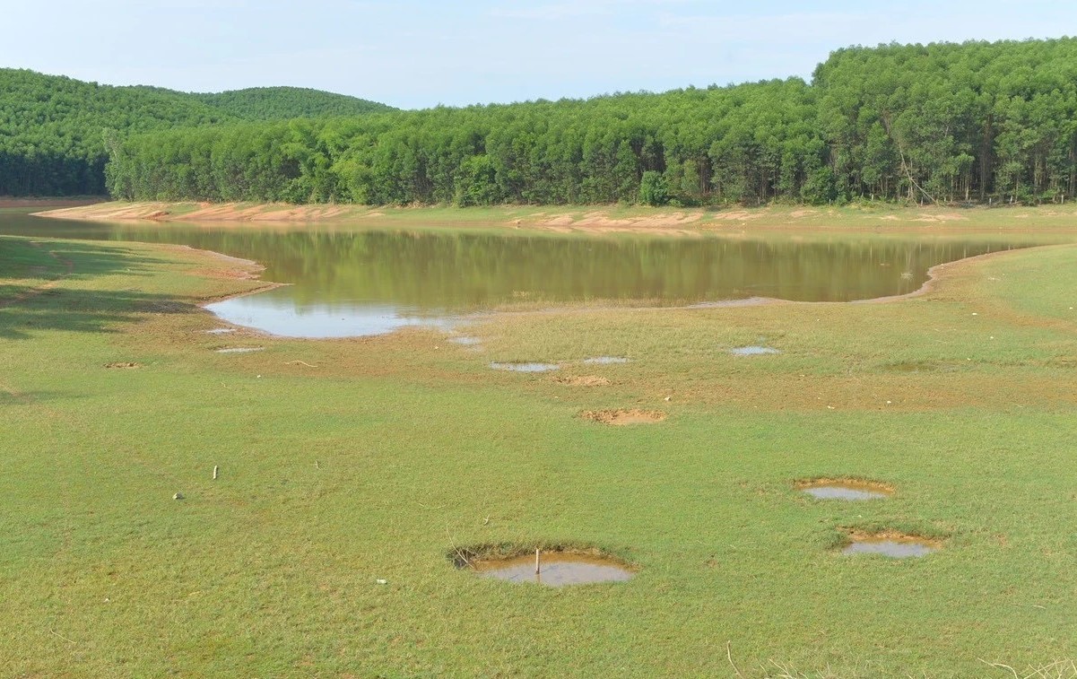 Hồ chứa Vệ Vừng có dung tích 22 triệu m3 nước, tưới cho trên 400 ha lúa của 7 xã thuộc huyện Yên Thành,  mực nước ở lòng hồ xuống thấp kỉ lục. Ảnh: Hải Đăng
