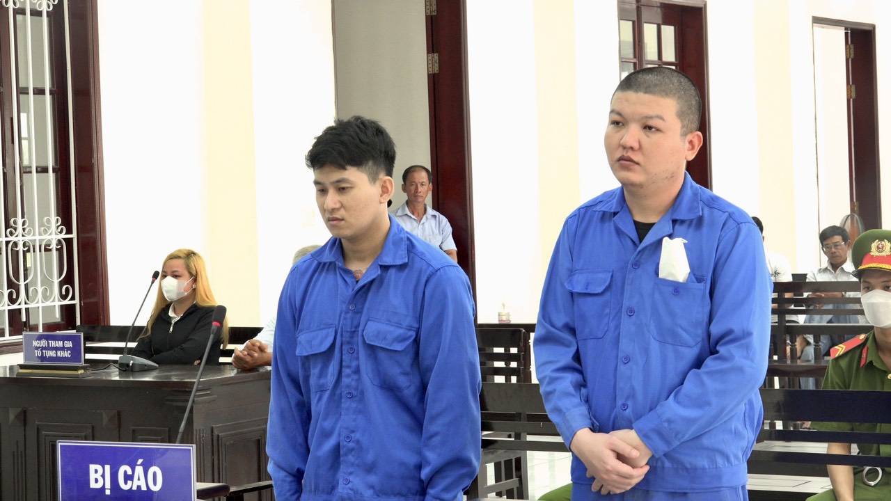 Huỳnh Tuấn Duy (trái) Nguyễn Thanh Tùng (phải) tại toàn án nhân dân tỉnh Vĩnh Long xét xử tội “giết người” . Ảnh: Công an cung cấp