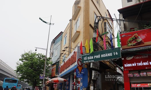 Những ngôi nhà siêu mỏng, siêu méo vẫn tồn tại ở Hà Nội. Ảnh: Thái Mạnh