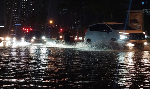 Cảnh báo nguy cơ ngập úng cục bộ ở Hà Nội do mưa lớn vào chiều tối. Ảnh: Minh Hà.