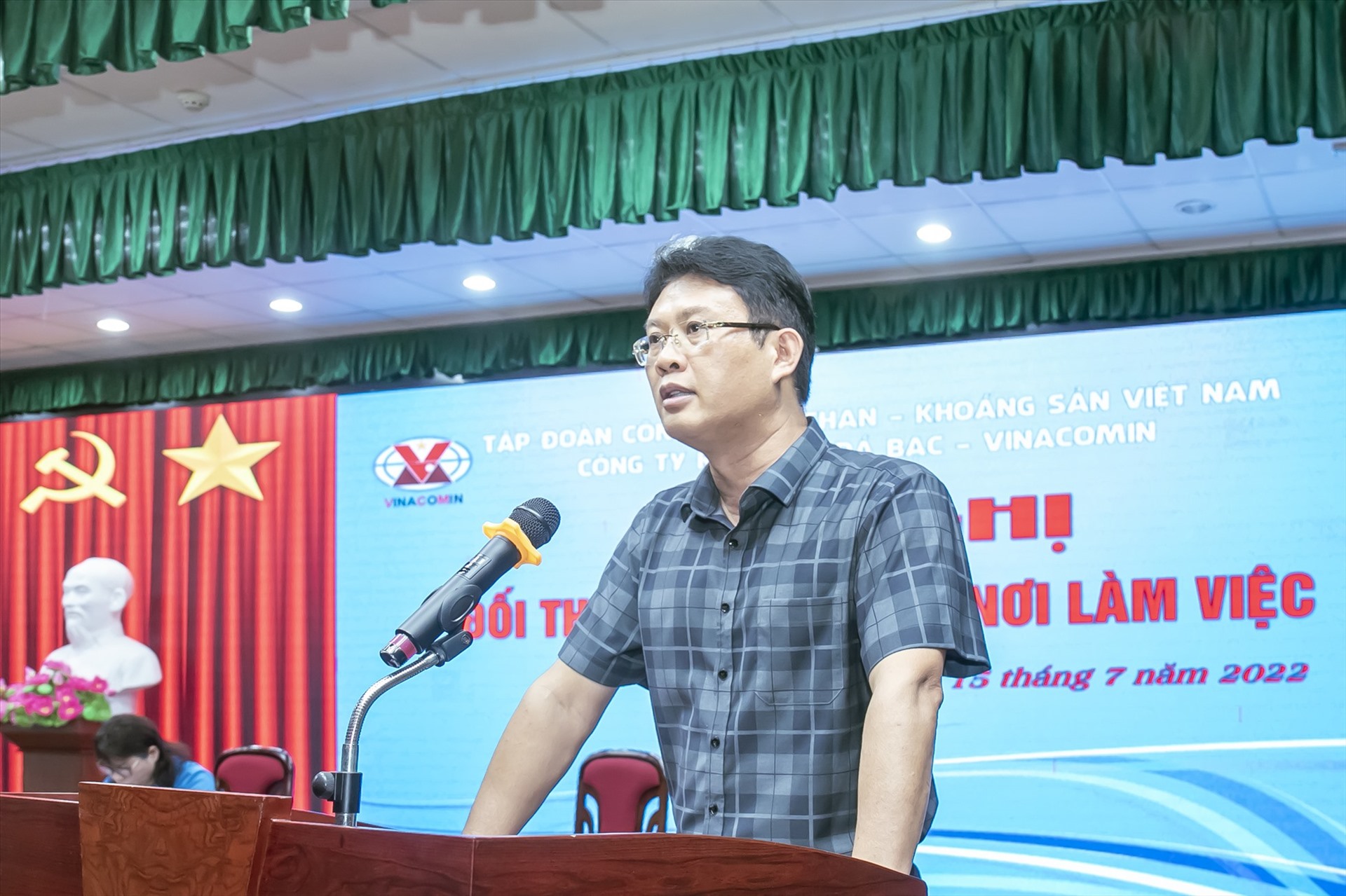 Lãnh đạo Công ty Kho vận Đá Bạc trả lời, giải đáp các kiến nghị của người lao động tại buổi đổi thoại. Ảnh: Truyền thông TKV