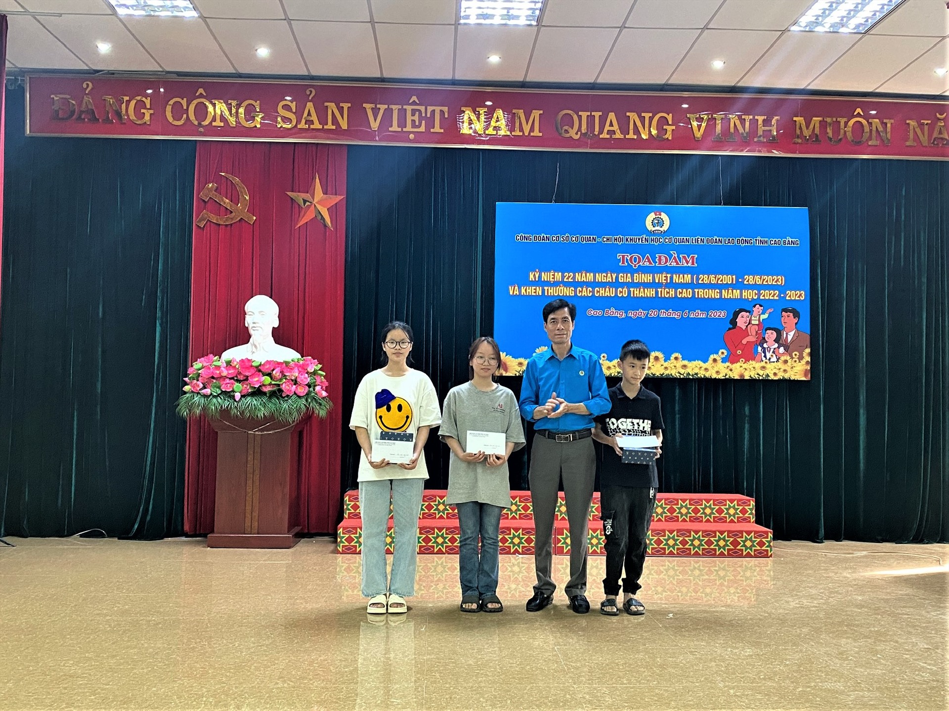 Phó Chủ tịch LĐLĐ tỉnh Phạm Đức Khôi tặng quà các cháu học sinh có thành tích học tập tốt.
