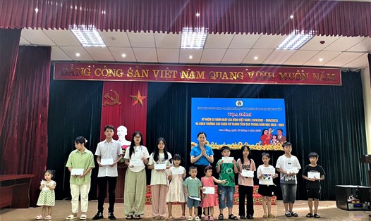 Bà Lý Thị Huệ - Chủ tịch LĐLĐ tỉnh Cao Bằng tặng quà các cháu học sinh giỏi. Ảnh: Bàn Thương.