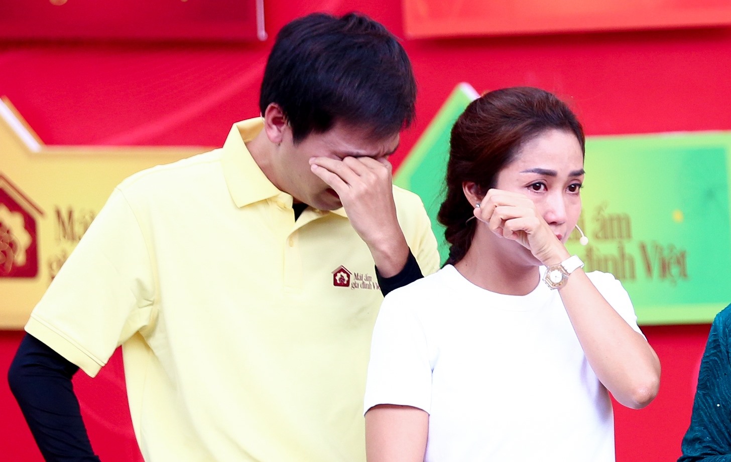 Ốc Thanh Vân, Xuân Nghị xúc động khi nghe hoàn cảnh của các em nhỏ. Ảnh: Bee