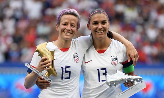 Megan Rapinoe (trái) và Alex Morgan vẫn là 2 chân sút chủ lực của đội tuyển nữ Mỹ tại World Cup 2023. Ảnh: SBI Soccer