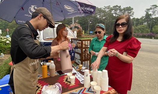 Khách du lịch đến tham quan Măng Đen. Ảnh Thanh Tuấn