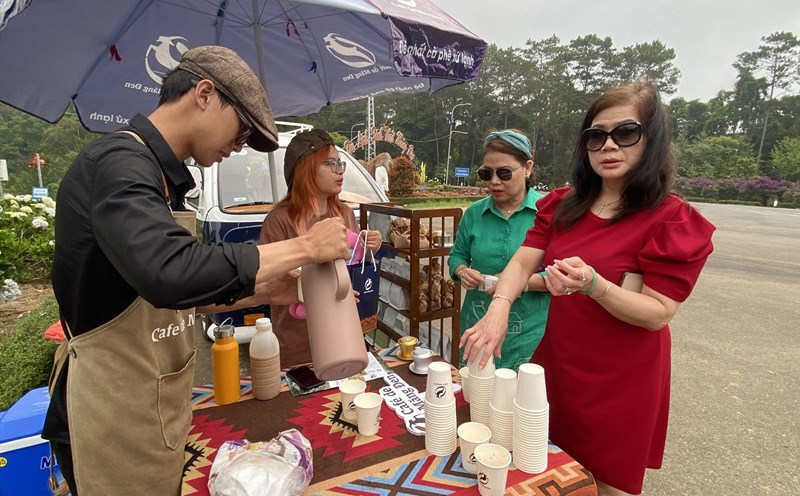 Khách du lịch đến tham quan Măng Đen. Ảnh Thanh Tuấn