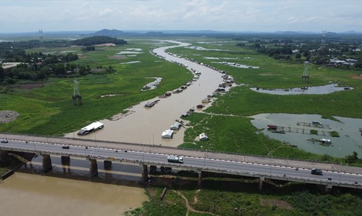 Hàng trăm hộ dân nuôi cá lồng bè trên hồ Trị An đoạn qua cầu La Ngà, huyện Định Quán. Ảnh: Hà Anh Chiến