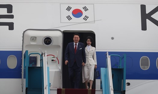 Tổng thống Hàn Quốc Yoon Suk Yeol và Phu nhân Kim Keon Hee tới sân bay Nội Bài, Hà Nội, sáng 22.6.2023. Ảnh: Hải Nguyễn