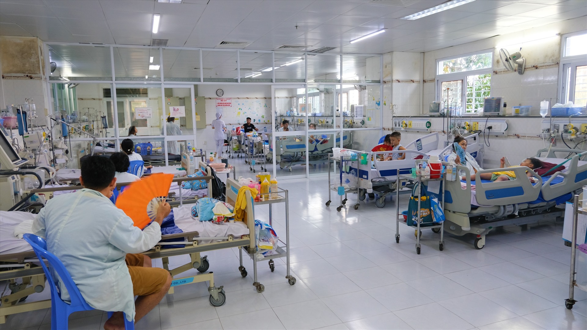 Phòng hồi sức tích cực chống độc, Bệnh viện Nhi đồng TP Cần Thơ tiếp nhận nhiều ca tay chân miệng. Ảnh: Phong Linh