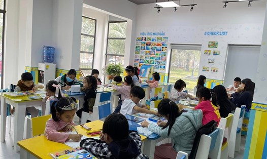 Lớp bồi dưỡng năng khiếu hội họa cho trẻ em trong dịp hè tại công viên  Nguyễn Tất Thành (TP Vinh - Nghệ An). Ảnh: Hải Đăng
