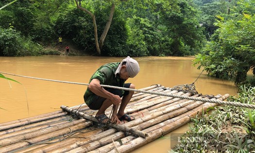 Người dân liều mình vượt suối trên những chiếc bè tạm.