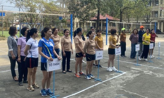 Nữ công Trường Phổ thông dân tộc nội trú tỉnh Quảng Trị tham gia giao lưu bóng chuyền. Ảnh: Trường PTDT nội trú