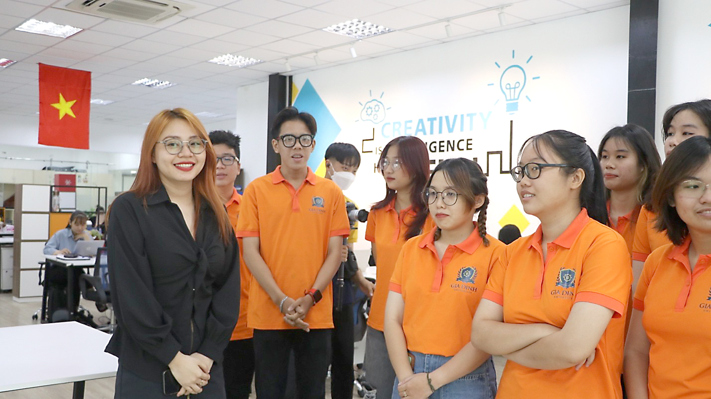 Sinh viên chương trình tài năng GDU tham quan kiến tập tại Công ty cổ phẩn Clever Group – chi nhánh Hồ Chí Minh. Ảnh: Mỹ Ngọc