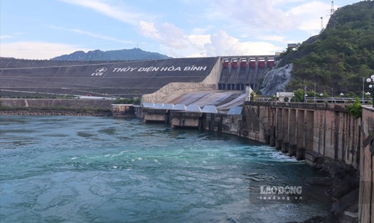 Tại thủy điện Hòa Bình, các cửa xả nước có dòng chảy xiết, tạo ra nhiều bọt khí, lượng lớn hơn nhiều so với thời điểm PV ghi nhận trước đó (ngày 12.6). Ảnh: Minh Nguyễn