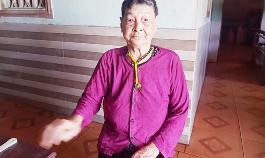 Bà Niên (90 tuổi) chia sẻ về những đổi thay trong quan niệm, cách tổ chức cúng ngày Tết Đoan Ngọ theo thời gian. Ảnh: Trần Tuấn.