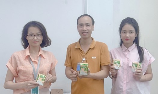 Người lao động Công ty TNHH Công nghiệp giày Aurora được tặng sữa trong những tháng nắng nóng. Ảnh: Công ty cung cấp