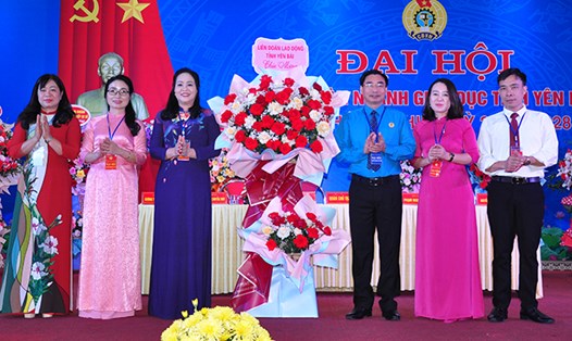 Ông Nguyễn Chương Phát - Chủ tịch Liên đoàn Lao động tỉnh Yên Bái - tặng hoa chúc mừng Đại hội Công đoàn ngành Giáo dục.