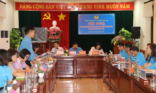 Đoàn công tác của Tổng Liên đoàn Lao động Việt Nam làm việc với LĐLĐ tỉnh Kon Tum về công tác chuẩn bị đại hội điểm. Ảnh: Phương Linh