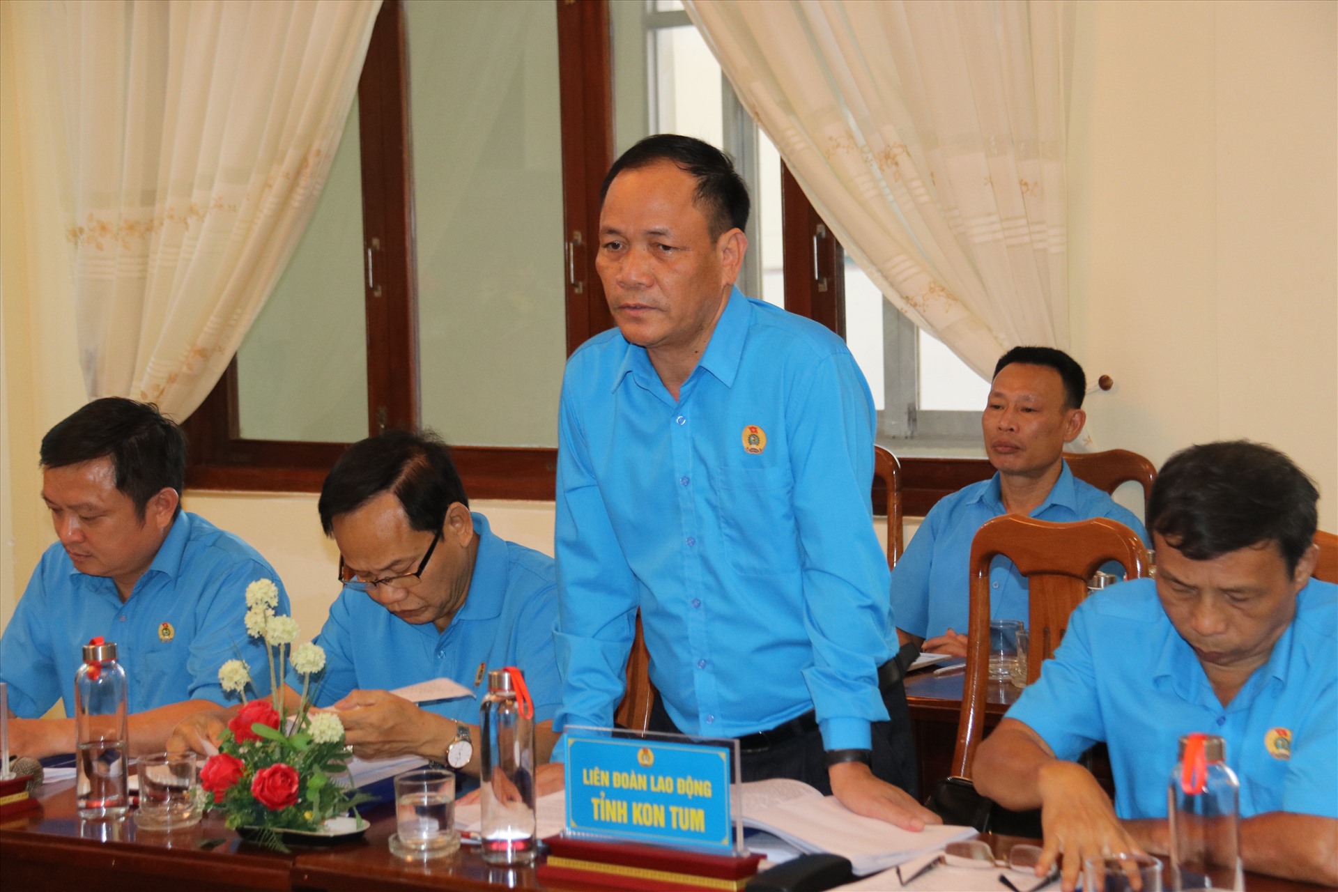 Lãnh đạo LĐLĐ tỉnh Kom Tum kiến nghị một số nội dung liên quan đến công tác chuẩn bị đại hội điểm khu vực Nam Trung Bộ và Tây Nguyên. Ảnh: Hữu Long