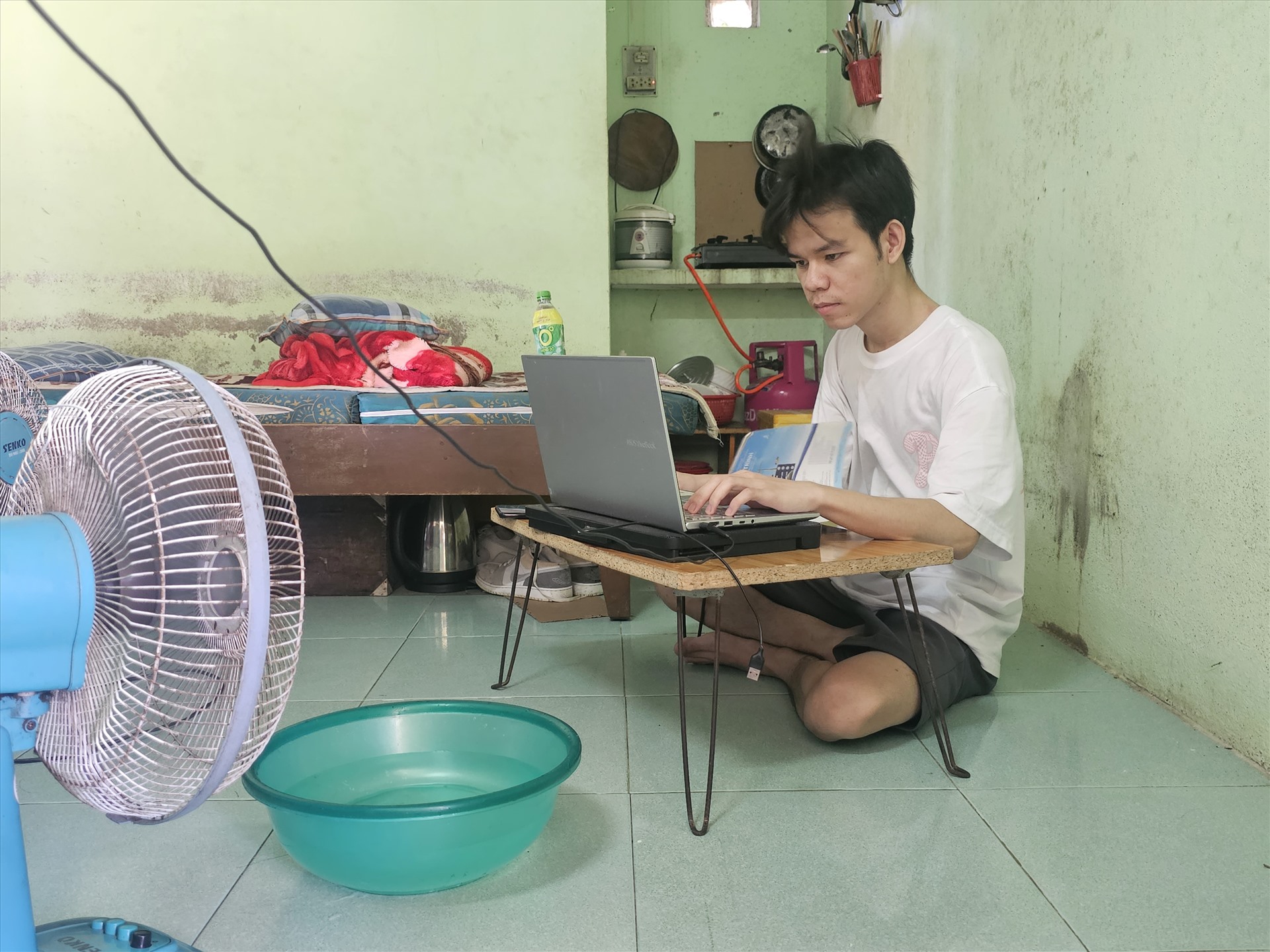 Bạn Đức Anh – Sinh viên năm 3 trường Đại học Luật, Đại học Huế sống tại dãy trọ trên đường Nguyễn Hữu Cảnh, trong một phòng trọ không gian chật hẹp, mái tôn nên rất nóng, đỉnh điểm là giữa trưa. 