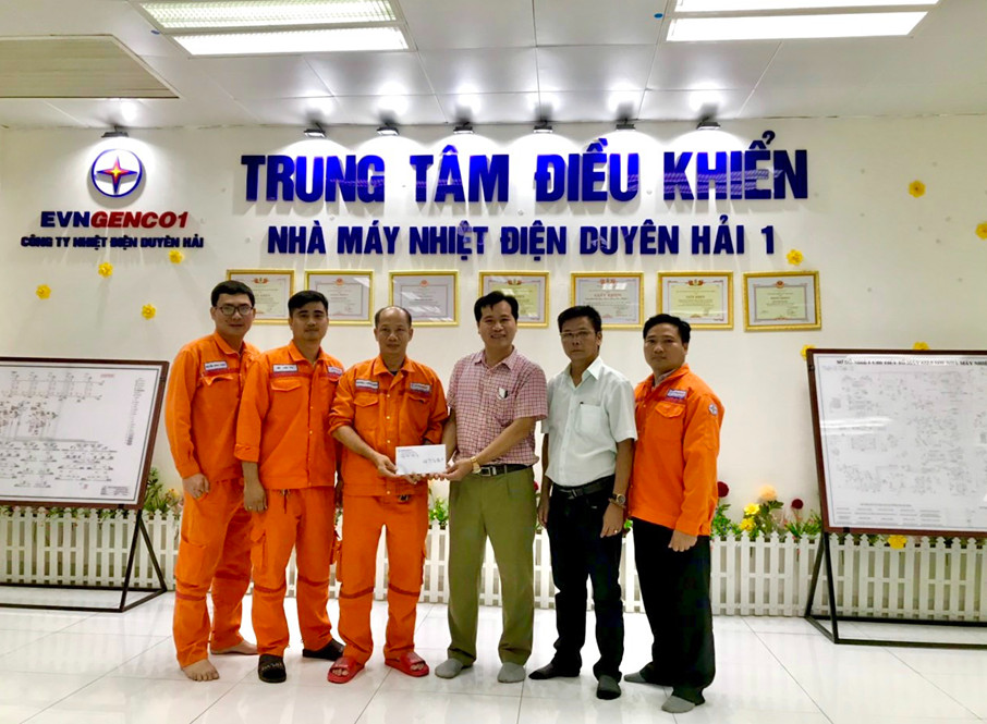 Ban Chấp hành Công đoàn Công ty Nhiệt điện Duyên Hải trao quà, động viên người lao động. Ảnh: Mộng Huyền