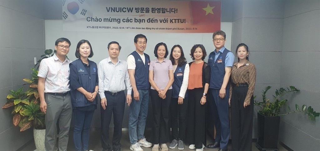 Đoàn công tác Công đoàn Thông tin và Truyền thông Việt Nam chụp ảnh kỷ niệm với Công đoàn KTTU, chi nhánh Busan. Ảnh: Công đoàn ngành.  