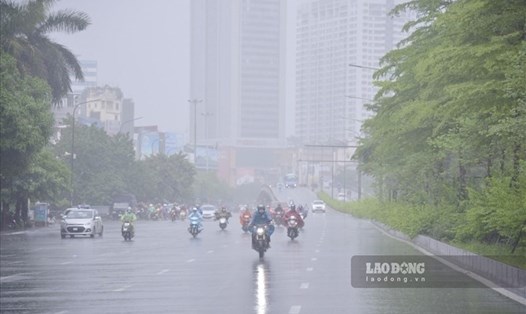 Hà Nội có mưa dông diện rộng từ chiều tối mai 23.6. Ảnh: Minh Hà.
