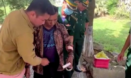 Đối tượng Phú Văn Hoán bị bắt cùng tang vật ma túy. Ảnh: Biên phòng cung cấp