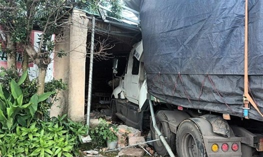 Xe container mất lái tông sập nhà dân ở ven đường Hồ Chí Min, đoạn qua huyện Đắk Song, tỉnh Đắk Nông. Ảnh: Người dân cung cấp