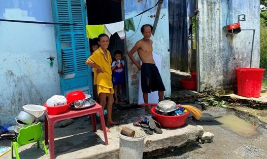 Hình ảnh gia đình bốn người không có giấy tờ tùy thân, sống tạm bợ trong căn nhà hoang giữa trung tâm thành phố Đà Nẵng. Ảnh: Hải Hiếu