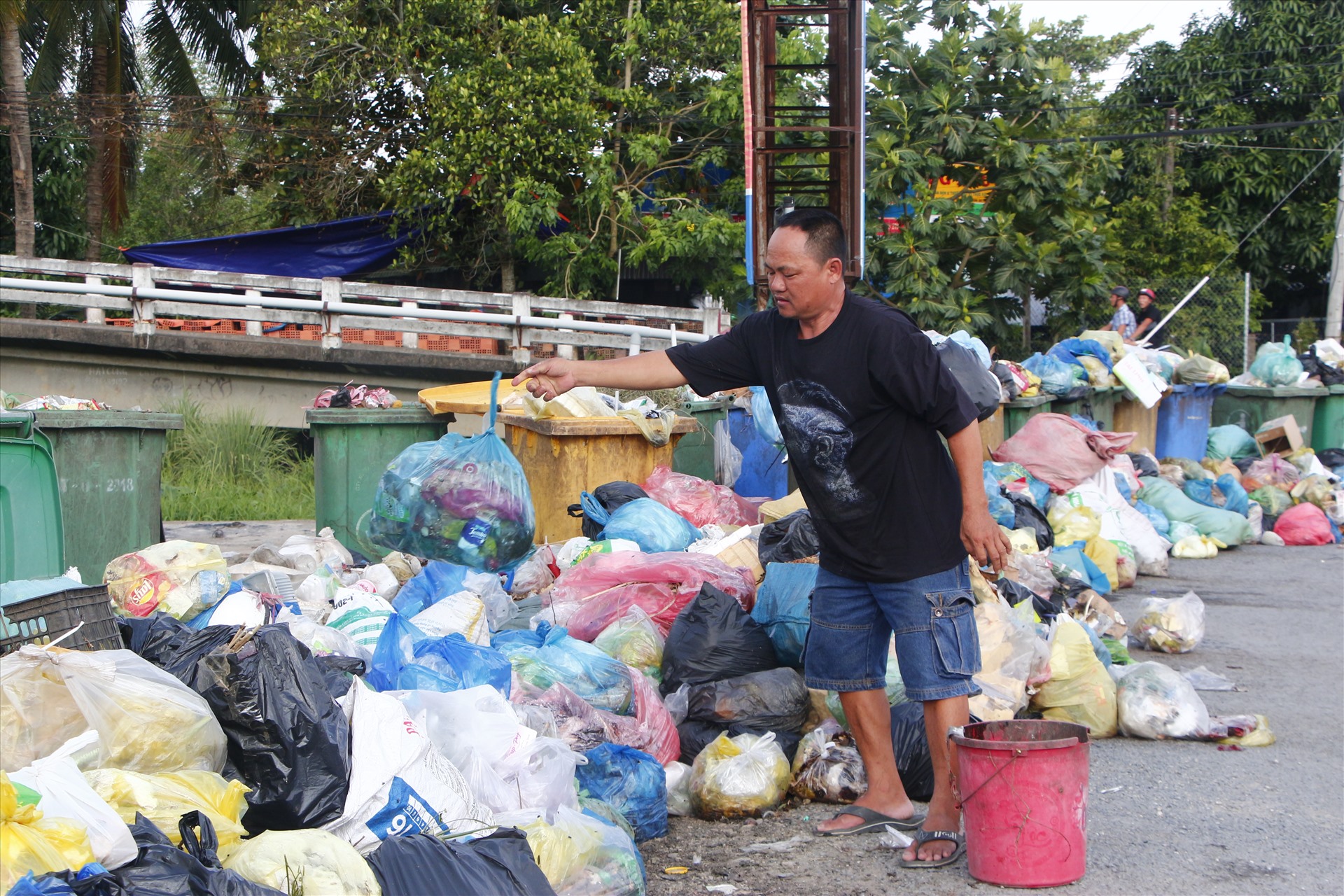 Người dân vẫn vô tư để rác thải tại khu tập kết để công ty thu gom rác thải vận chuyển về điểm xử lý rác thải của tỉnh. Ảnh: Hoàng Lộc