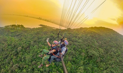 Đà Nẵng thông báo 4 đơn vị được phép kinh doanh dịch vụ bay dù lượn không động cơ tại bãi dù lượn - bán đảo Sơn Trà. Ảnh: Văn Trực