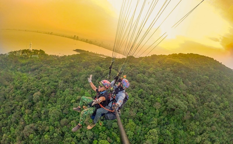 Đà Nẵng thông báo 4 đơn vị được phép kinh doanh dịch vụ bay dù lượn không động cơ tại bãi dù lượn - bán đảo Sơn Trà. Ảnh: Văn Trực