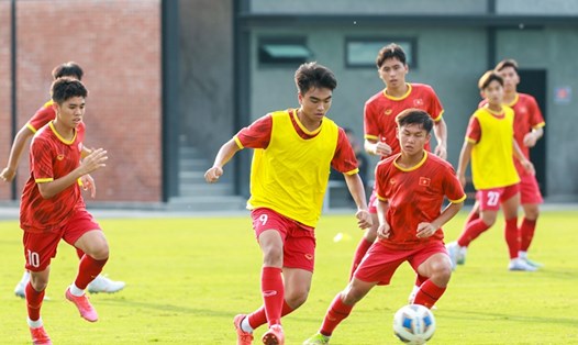 U17 Việt Nam trong buổi tập chuẩn bị cho trận gặp U17 Uzbekistan. Ảnh: VFF