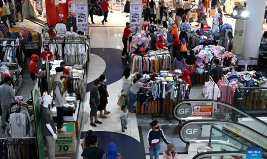 Người dân mua sắm trong đợt giảm giá lúc nửa đêm trước lễ Eid al-Fitr ở Tangerang, tỉnh Banten, Indonesia, ngày 15.4.2023. Ảnh: Xinhua