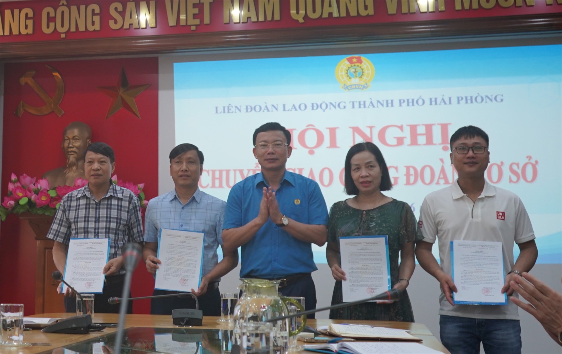Liên đoàn Lao động TP.Hải Phòng trao quyết định chuyển giao công đoàn cơ sở cho các đơn vị. Ảnh: Mai Dung