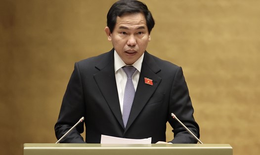 Chủ nhiệm Ủy ban Tài chính, Ngân sách của Quốc hội Lê Quang Mạnh báo cáo tại phiên họp. Ảnh: Phạm Đông