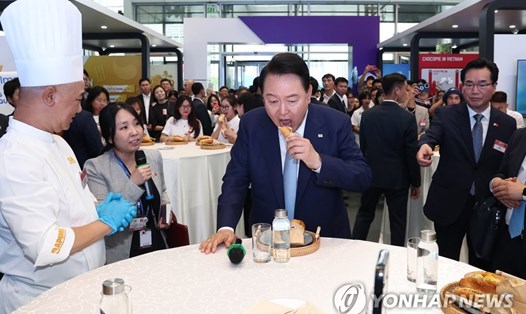  Tổng thống Hàn Quốc Yoon Suk Yeol ăn bánh mì có kim chi tại Hội chợ giao thương Việt - Hàn. Ảnh: Yonhap