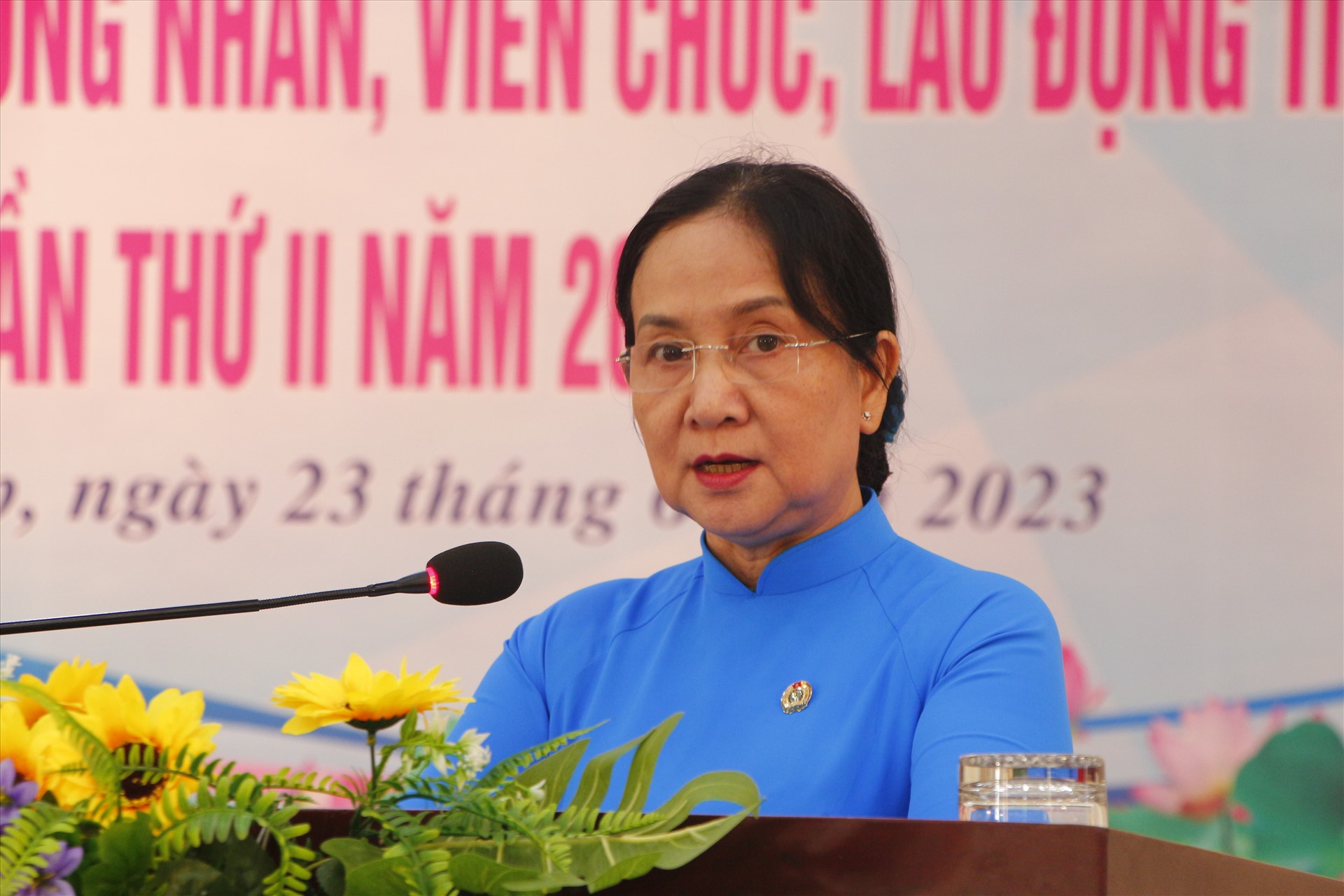 Bà Nguyễn Thị Thu Ba - Phó Chủ tịch LĐLĐ tỉnh Đồng Tháp - phát biểu tại hội nghị. Ảnh: Hoàng Lộc