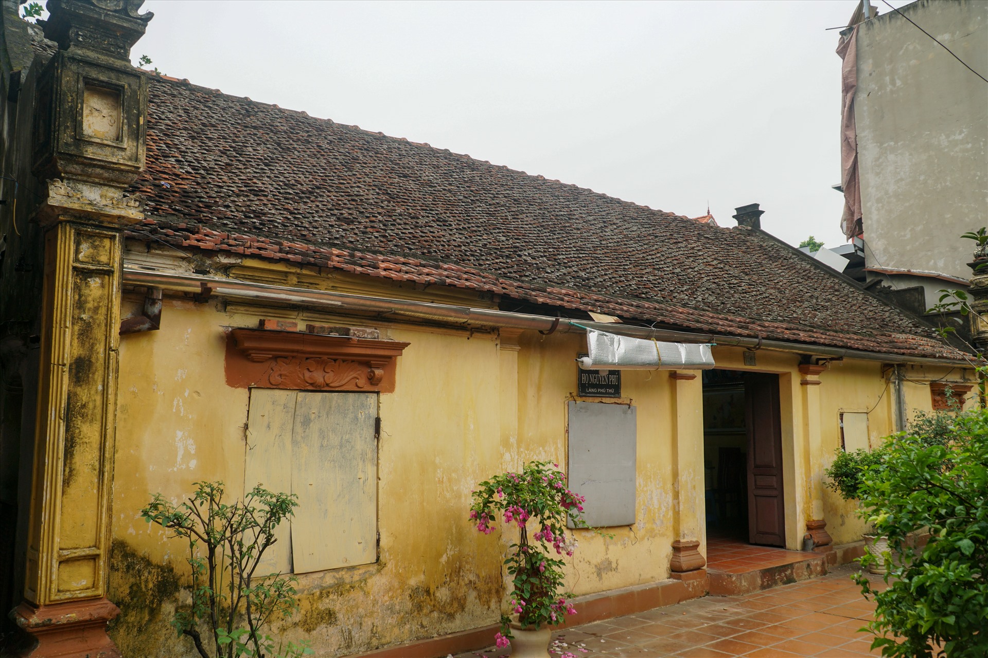 Căn nhà cổ có tuổi đời gần 100 năm là nơi thờ tổ tiên của dòng họ Nguyễn Phú, đồng thời cũng là nơi mà đại gia đình cụ Thành thường hay tề tựu. Ảnh: Minh Ánh