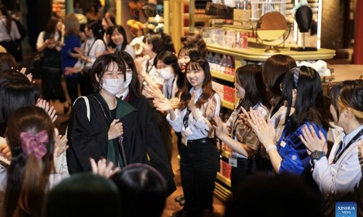 Nhân viên chào đón những vị khách đầu tiên đến công viên giải trí "Warner Bros. Studio Tour Tokyo - The Making of Harry Potter" ở Tokyo, Nhật Bản. Ảnh: Xinhua