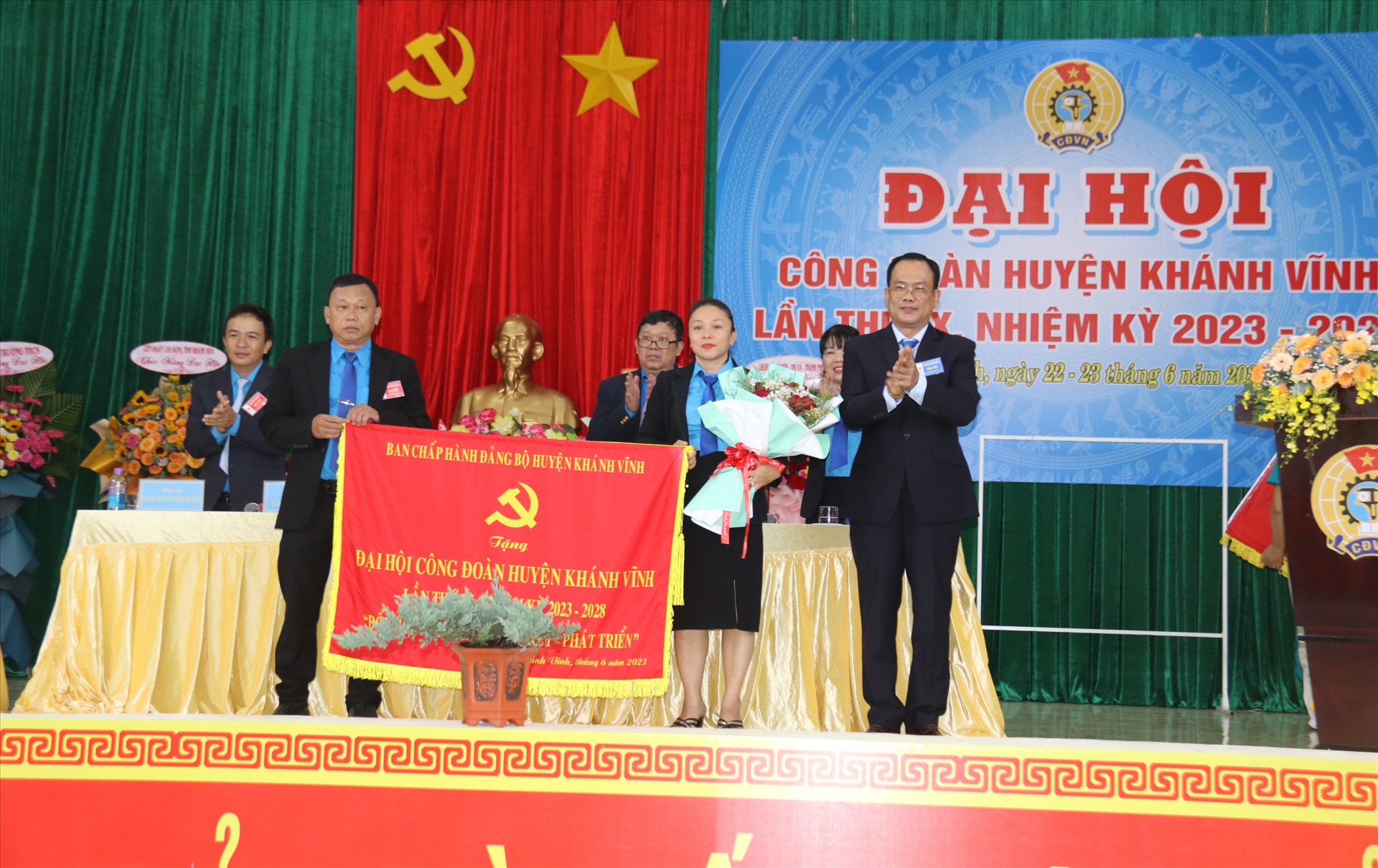 Lãnh đạo huyện ủy Khánh Vĩnh tặng bức trướng chúc mừng đại hội. Ảnh: Phương Linh