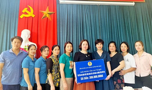 Lãnh đạo Liên đoàn Lao động huyện trao vốn vay cho đoàn viên thuộc Công đoàn cơ sở Trường THCS Tiên Phú. Ảnh: Huyền Ngọc