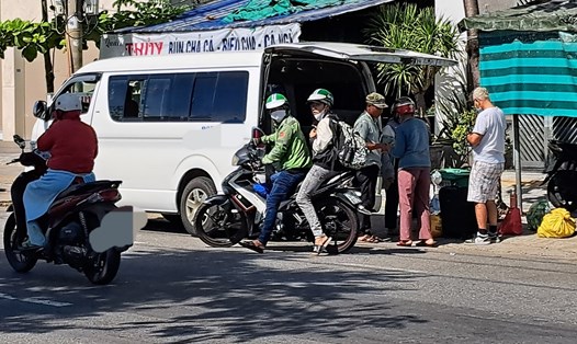 Tái diễn tình trạng đón trả khách không đúng nơi quy định ở gần bến xe trung tâm TP Đà Nẵng. Ảnh: Nguyễn Linh