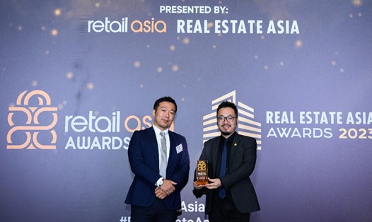 Đại diện PNJ (bên phải) nhận giải thưởng Retail Asia Awards cho hạng mục "Sáng kiến tiếp thị bán lẻ của năm" 2023. Ảnh: DN cung cấp