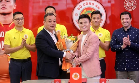 Tiền vệ Quang Hải chính thức kí hợp đồng với câu lạc bộ Công an Hà Nội với thời hạn 1.5 năm. Ảnh: CAHN FC