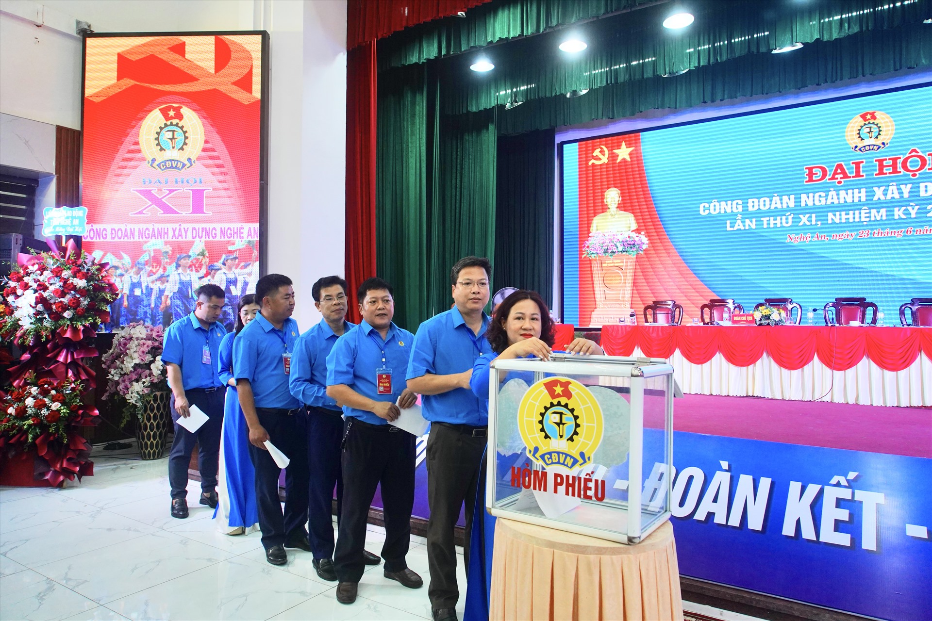 Bỏ phiếu bầu Ban Chấp hành Công đoàn ngành Xây dựng Nghệ An nhiệm kỳ 2023-2028. Ảnh: Quỳnh Trang